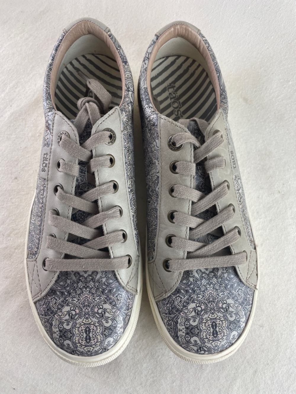 Taos Light Gray Casual Sneakers Size 9